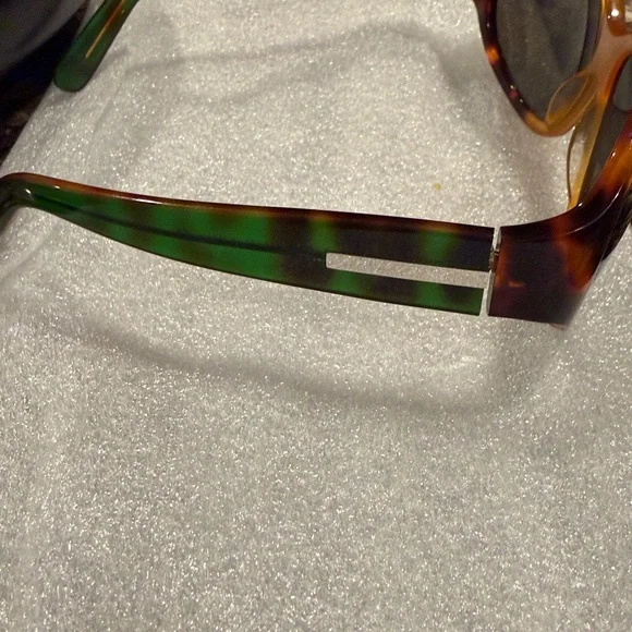 Prada tortoise shell sunglasses - Picture 2 of 9
